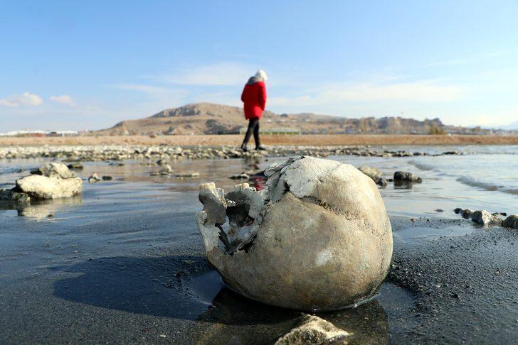 Van Gölü çekilince kemik ve kafatasları ortaya çıktı G4