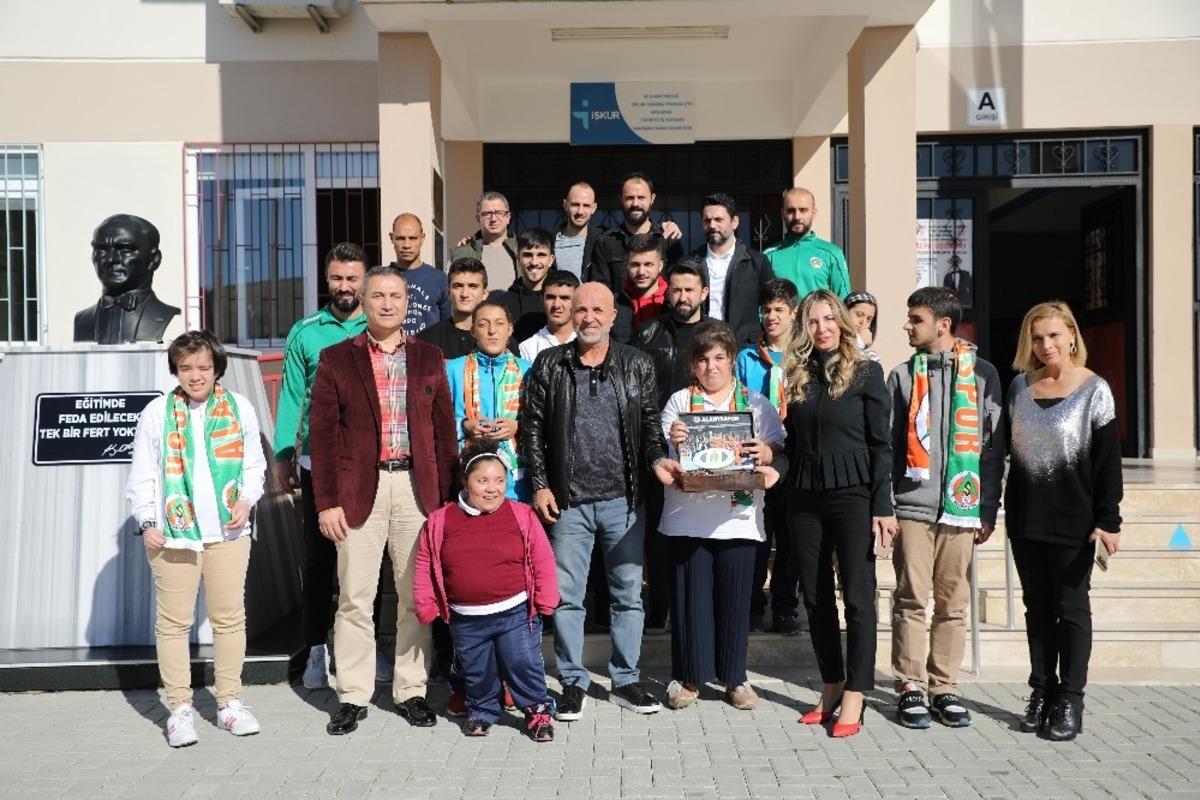 Alanyaspor&rsquo;dan &ouml;zel &ouml;ğrencilere ziyaret