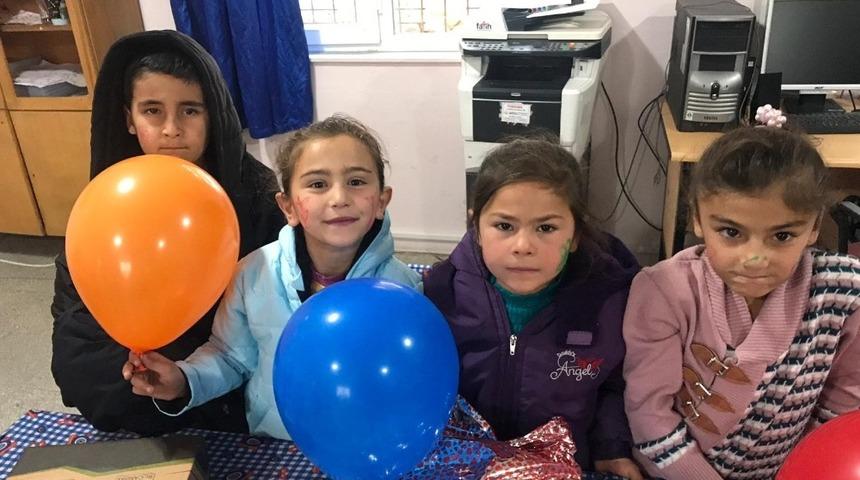 Gen&ccedil;lerden k&ouml;y &ccedil;ocuklarına şefkat eli