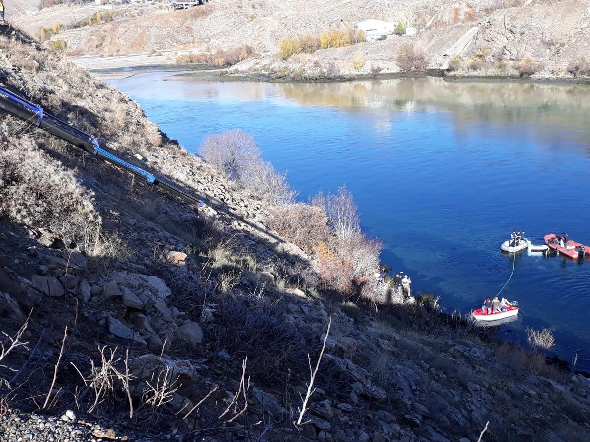 Fırat Nehri'ne kamyonet devrildi, s&uuml;r&uuml;c&uuml;s&uuml; aranıyor