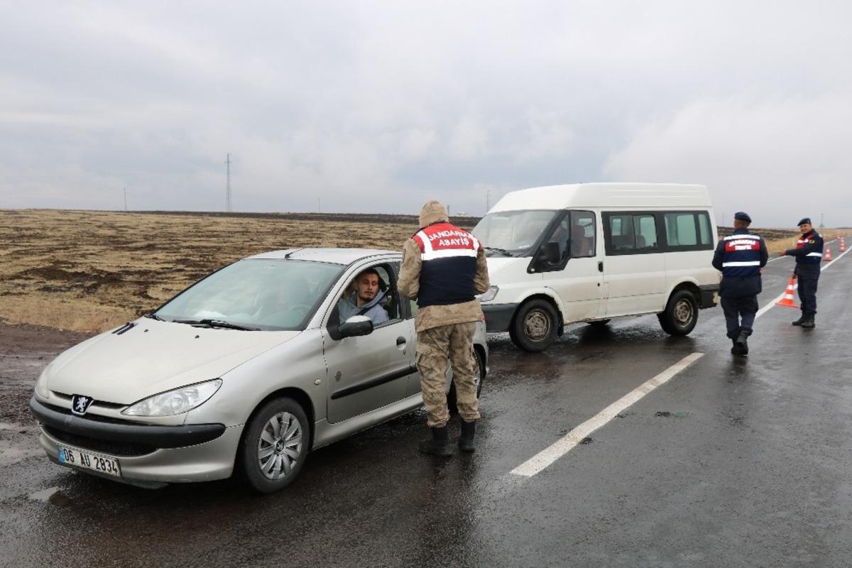 Kars&rsquo;ta Jandarma&rsquo;dan kış lastiği uygulaması