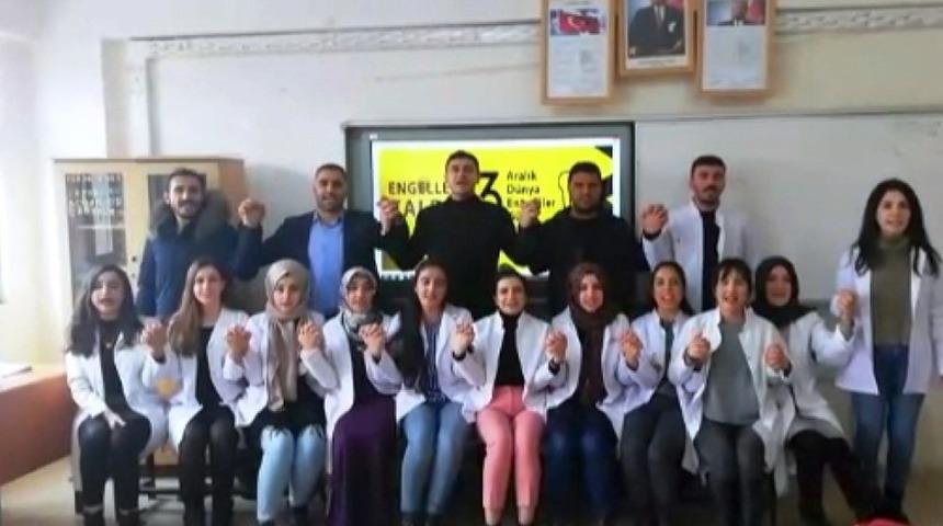 D&uuml;nya engelliler g&uuml;n&uuml;ne &ouml;zel &ouml;ğretmenlerden anlamlı paylaşım