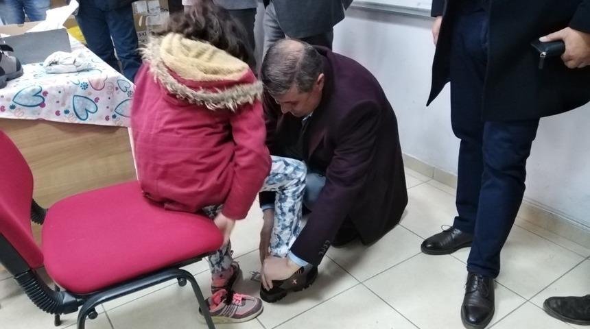 Hayırseverlerden &ouml;ğrencilere ayakkabı ve mont yardımı