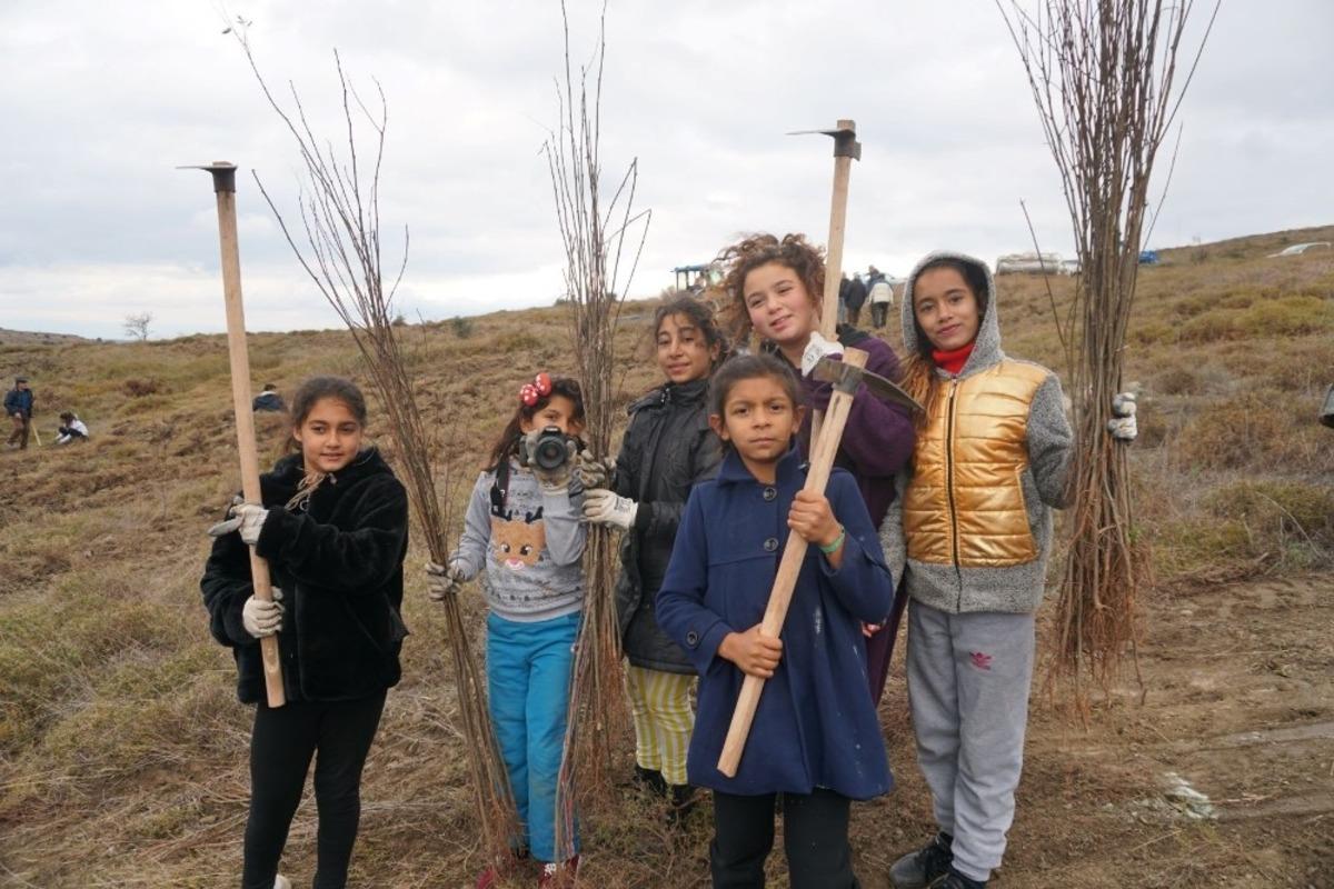 &Ccedil;ocuklar y&uuml;zlerce fidanı doğayla buluşturdu