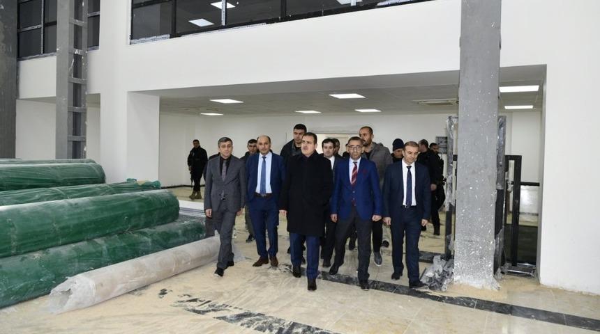 Vali Akbıyık, yeni &ouml;ğretmenevinde incelemelerde bulundu