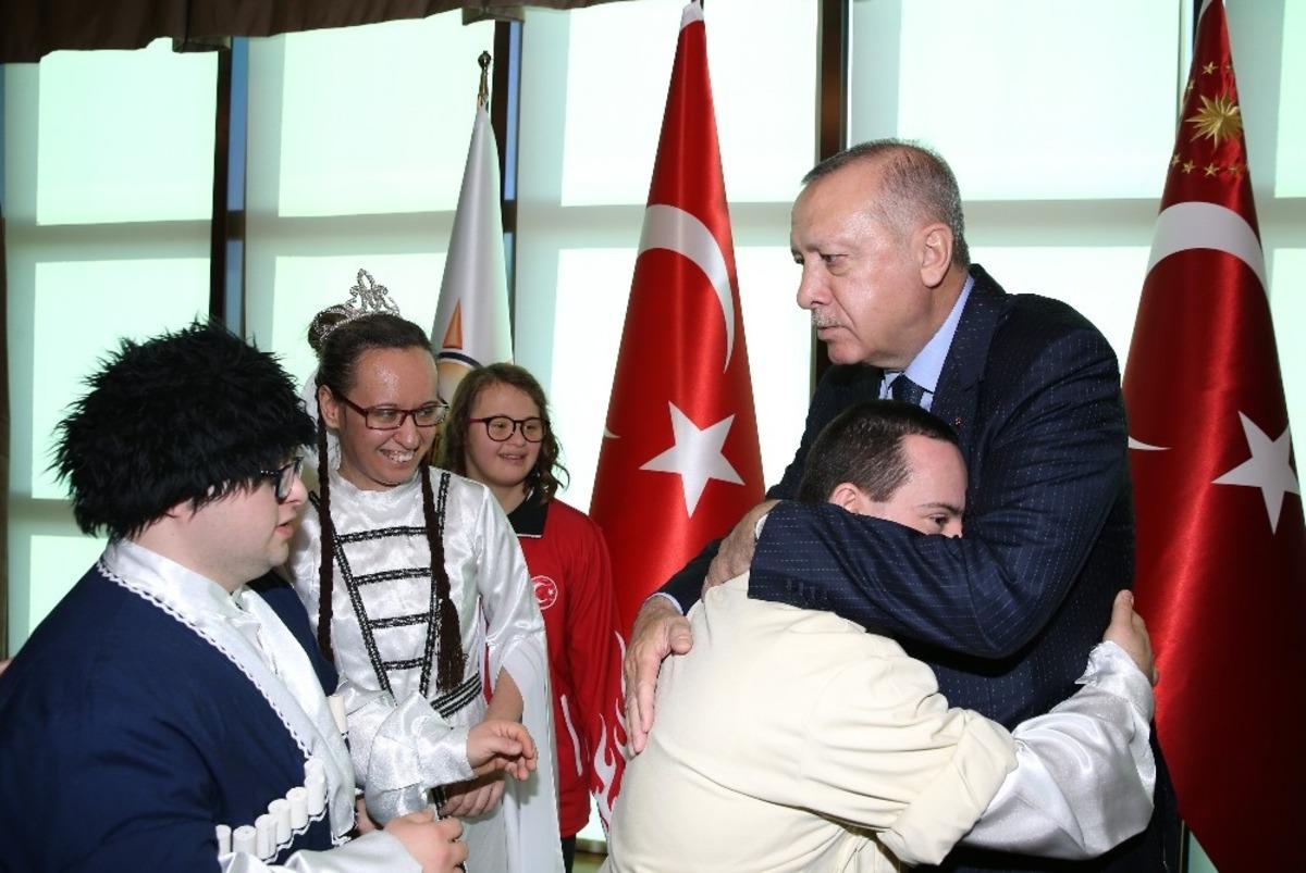 Cumhurbaşkanı Erdoğan engelli &ouml;ğrenci, sporcu ve sanat&ccedil;ıları kabul etti