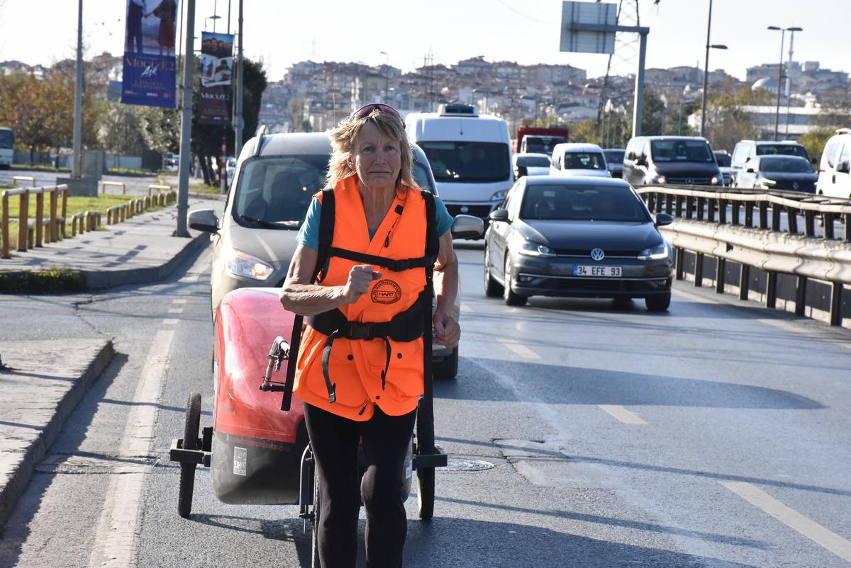 İngiltere'den Nepal'e y&uuml;r&uuml;yen 73 yaşındaki gezgin İstanbul'da yolculuğuna devam ediyor
