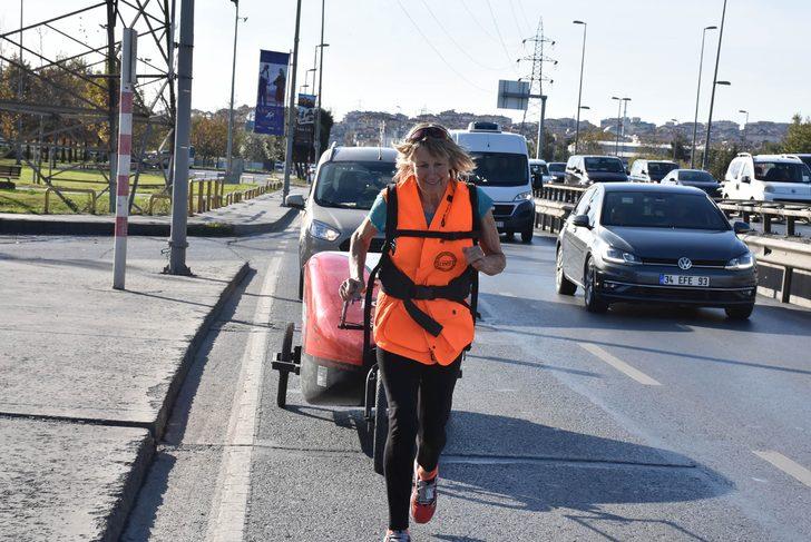 İngiltere'den Nepal'e yürüyen 73 yaşındaki gezgin İstanbul'da yolculuğuna devam ediyor G4