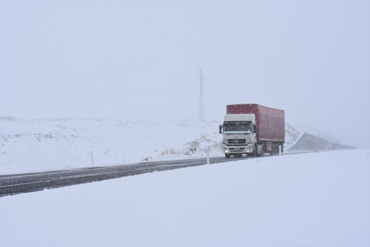 Kars ile Ardahan'da etkili olan kar ve tipi s&uuml;r&uuml;c&uuml;lere zor anlar yaşattı