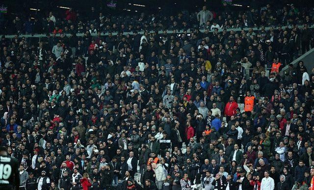 Beşiktaş’ta soğuğa rağmen tribünler doldu