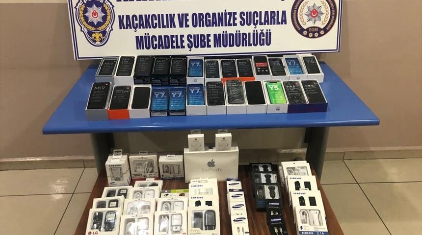 Seyyar tezgahta ka&ccedil;ak 25 cep telefonu ele ge&ccedil;irildi
