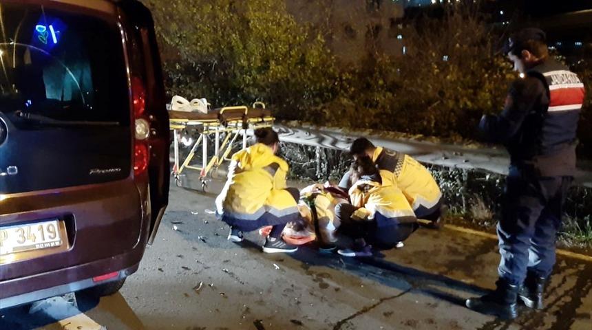Kocaeli'de hafif ticari araçla otomobil çarpıştı: 4 yaralı