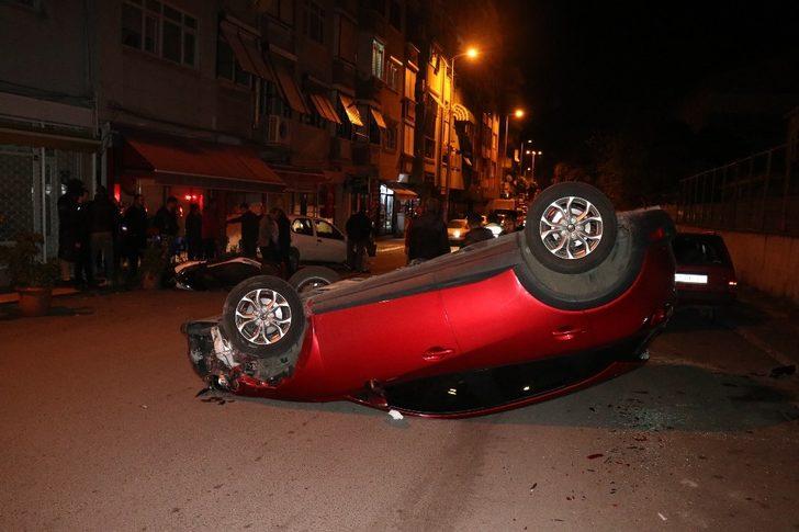 Otomobil park halindeki araçlara çarpıp ters döndü: 2 yaralı G1