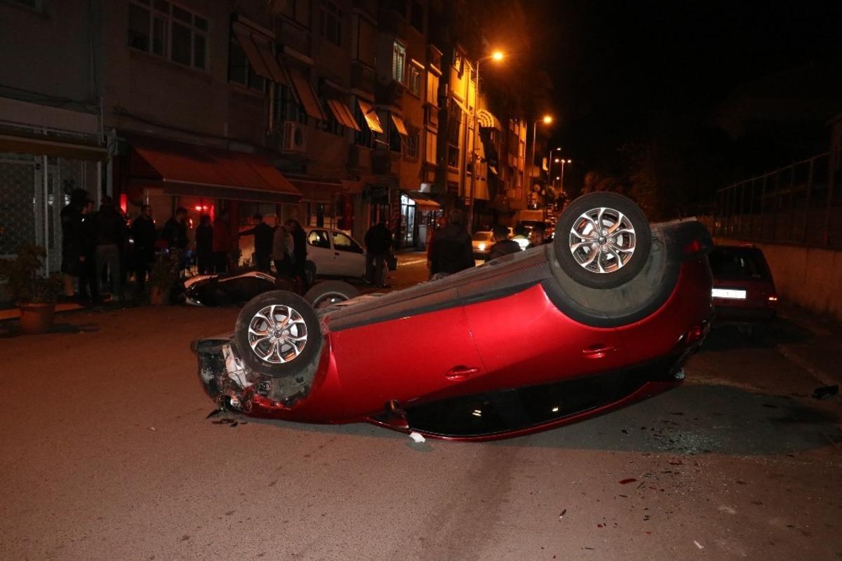 Otomobil park halindeki ara&ccedil;lara &ccedil;arpıp ters d&ouml;nd&uuml;: 2 yaralı