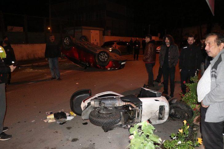 Otomobil park halindeki araçlara çarpıp ters döndü: 2 yaralı G2