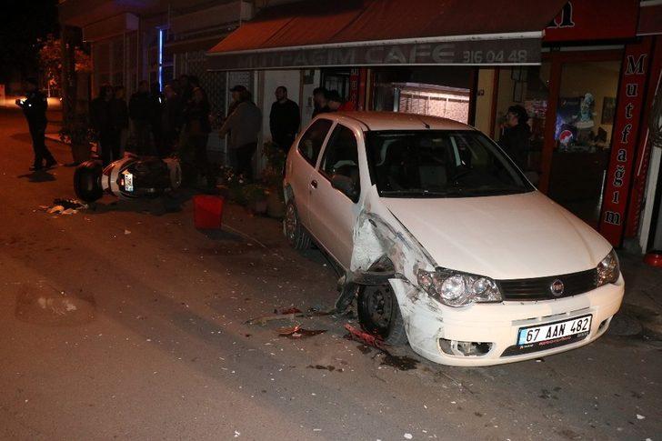 Otomobil park halindeki araçlara çarpıp ters döndü: 2 yaralı G3