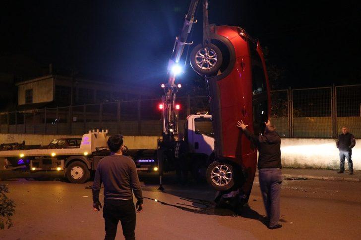 Otomobil park halindeki araçlara çarpıp ters döndü: 2 yaralı G4