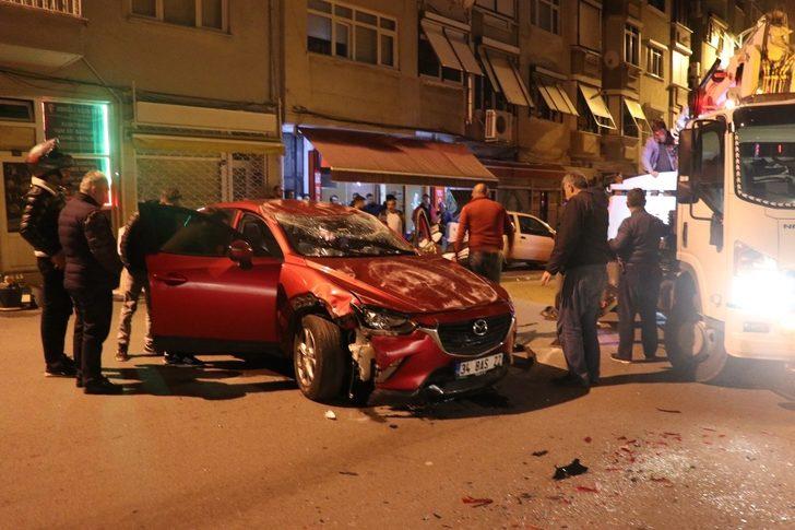 Otomobil park halindeki araçlara çarpıp ters döndü: 2 yaralı G5