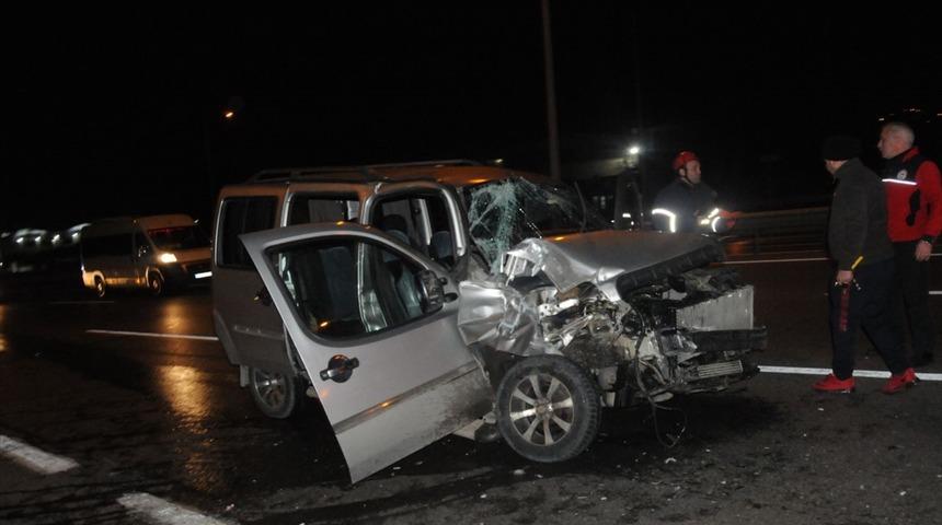 Kocaeli'deki trafik kazası ara&ccedil; kamerasına yansıdı