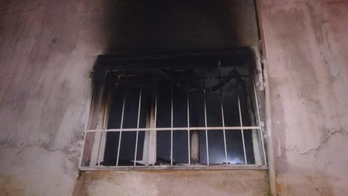 İzmir&rsquo;de alevlerin arasında kalan gen&ccedil; kadını itfaiye eri kurtardı