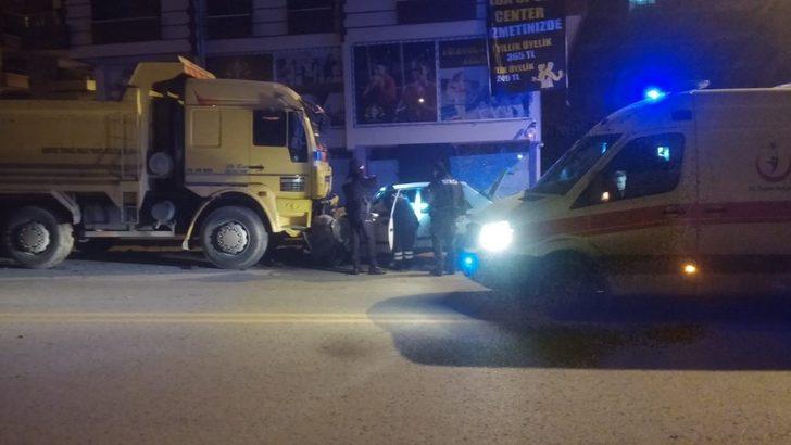Kontrolden çıkan araç kamyona çarptı: Yaralılar var! G4