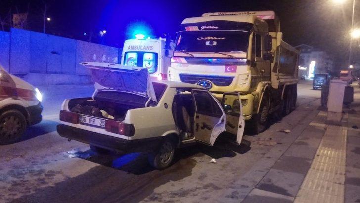 Kontrolden çıkan araç kamyona çarptı: Yaralılar var! G5