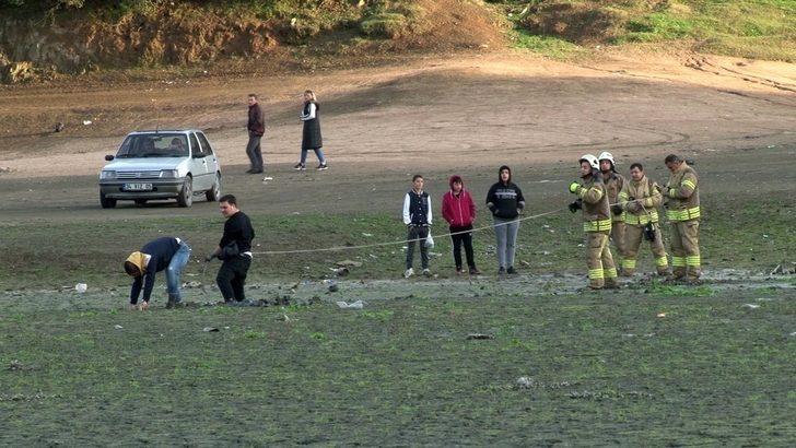 Alibeyköy Barajı’nda balçığa saplanan gençleri itfaiye kurtardı G3