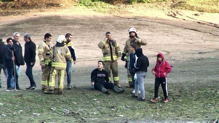 Alibeyköy Barajı’nda balçığa saplanan gençleri itfaiye kurtardı G5