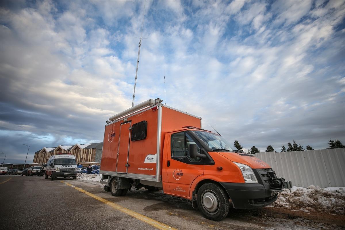 Uludağ'da kaybolan iki arkadaşı arama &ccedil;alışmalarında 30 saat geride kaldı