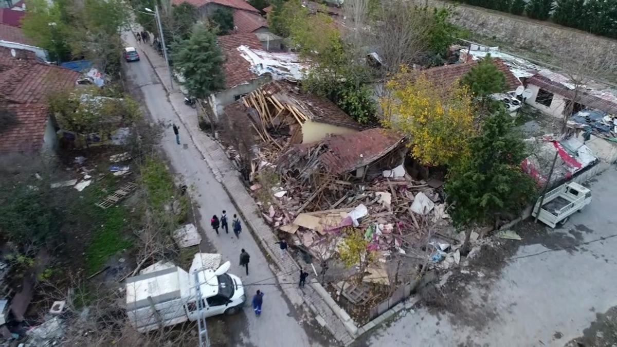 &Uuml;mraniye&rsquo;de dere yatağındaki gecekondular yıkıldı