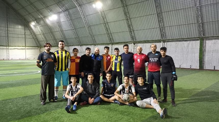 Hakkarili &ouml;ğrenciler polisle ma&ccedil; yaptı