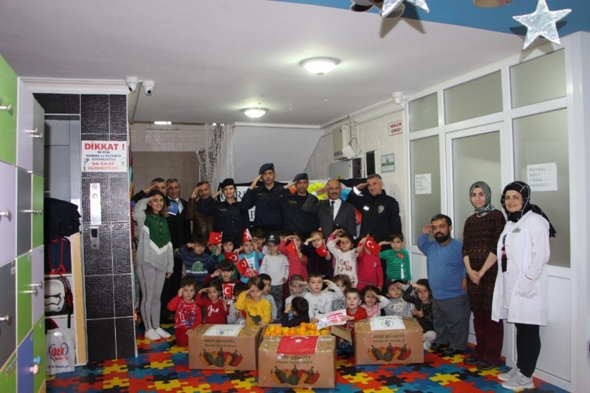 Kumlucalı miniklerden Mehmet&ccedil;ik&rsquo;e vitamin desteği