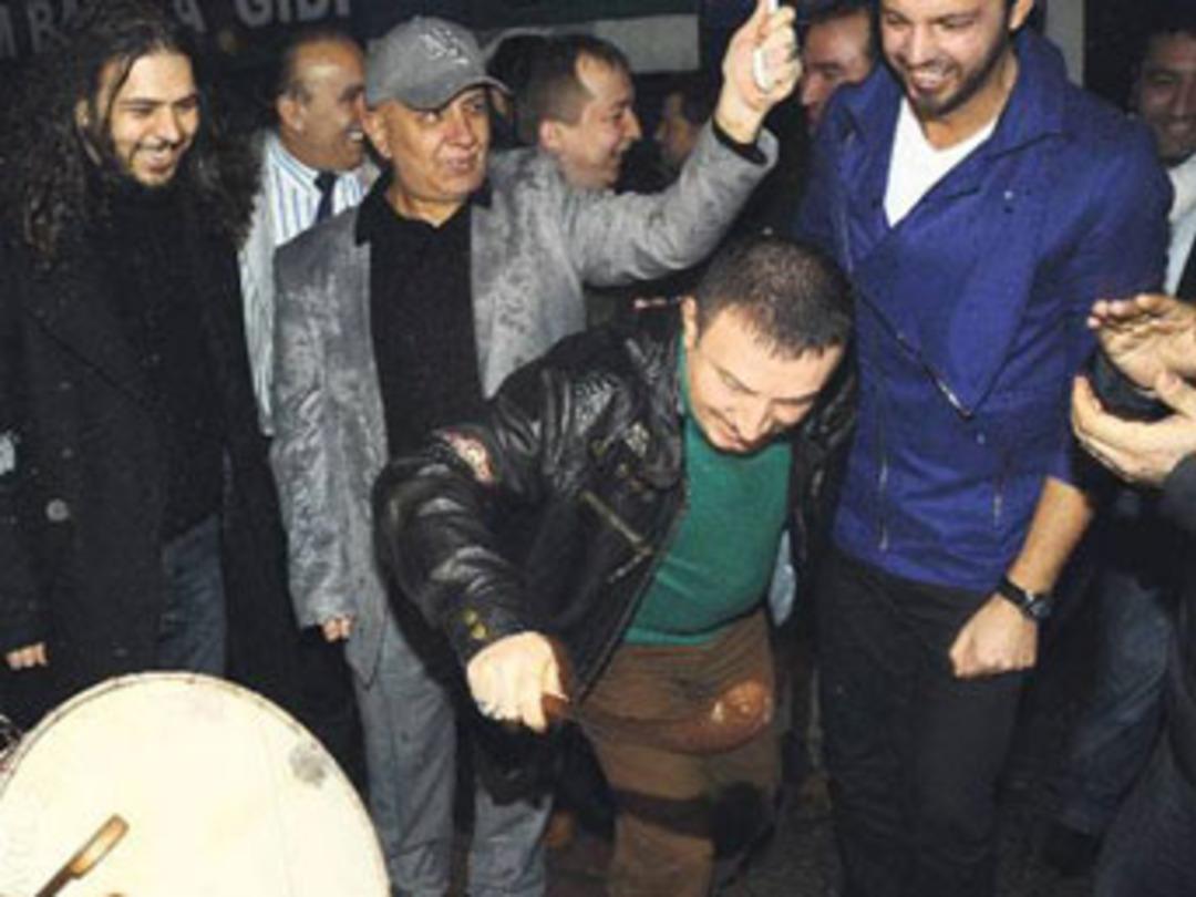 &Uuml;nl&uuml;ler yola &ccedil;ıktı