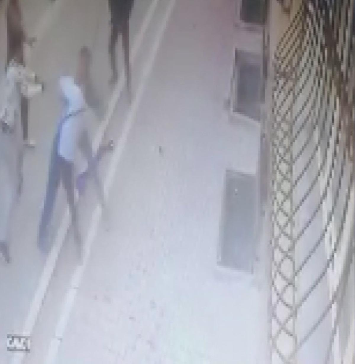 Esenyurt'ta demir sopalı kavga! Dehşet anları kamerada