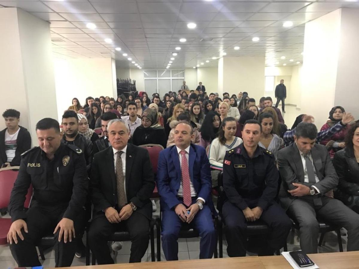 Kaymakam &Ouml;ner &Uuml;niversitelilerle buluştu