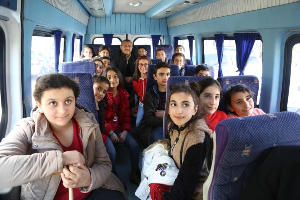 &Ccedil;ocuklar makam aracıyla, Vali servis minib&uuml;s&uuml;yle gitti