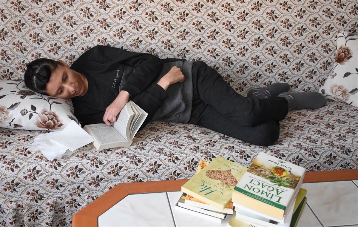 Engelli Sevda'nın tek eğlencesi okuduğu kitapları