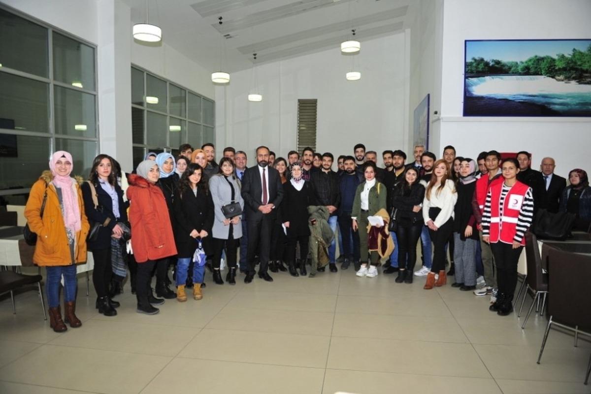 Rekt&ouml;r Şevli, "&Ccedil;aylar Bizden, Sohbet Sizden" etkinliğinde &ouml;ğrencilerle buluştu