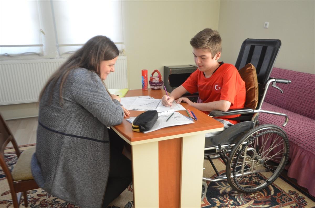 Kas hastası Ferhat "ayağına gelen okul"la derslerinden geri kalmıyor