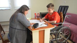 Kas hastası Ferhat ayağına gelen okulla derslerinden geri kalmıyor