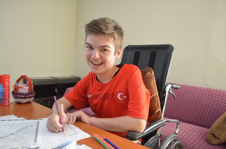 Kas hastası Ferhat "ayağına gelen okul"la derslerinden geri kalmıyor G2