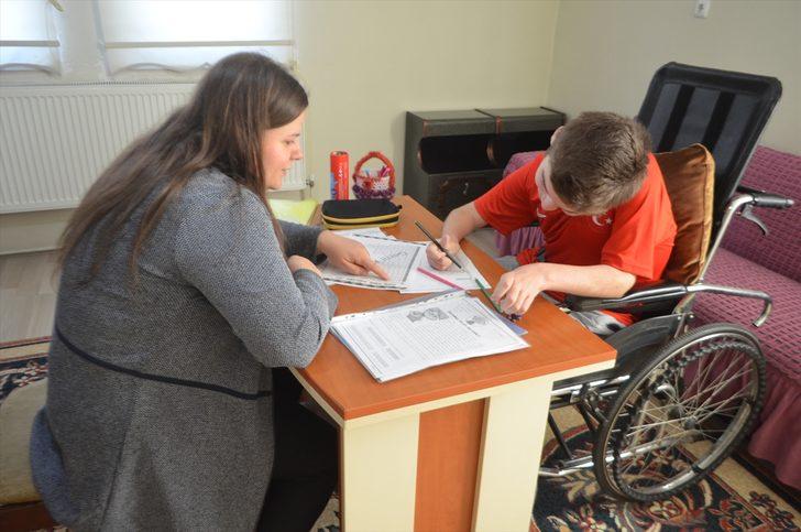 Kas hastası Ferhat "ayağına gelen okul"la derslerinden geri kalmıyor G3