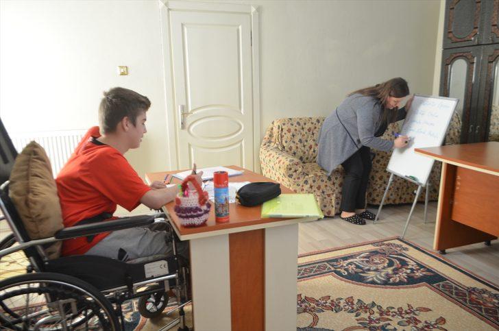 Kas hastası Ferhat "ayağına gelen okul"la derslerinden geri kalmıyor G4