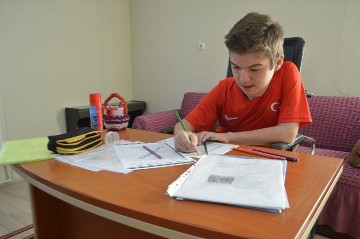 Kas hastası Ferhat "ayağına gelen okul"la derslerinden geri kalmıyor G5