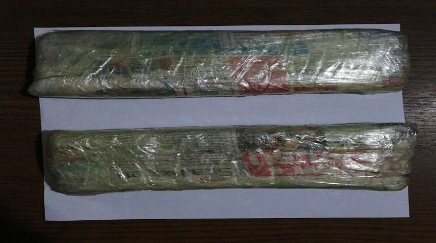 Koltuk arasına gizlenen toz esrar ele ge&ccedil;irildi