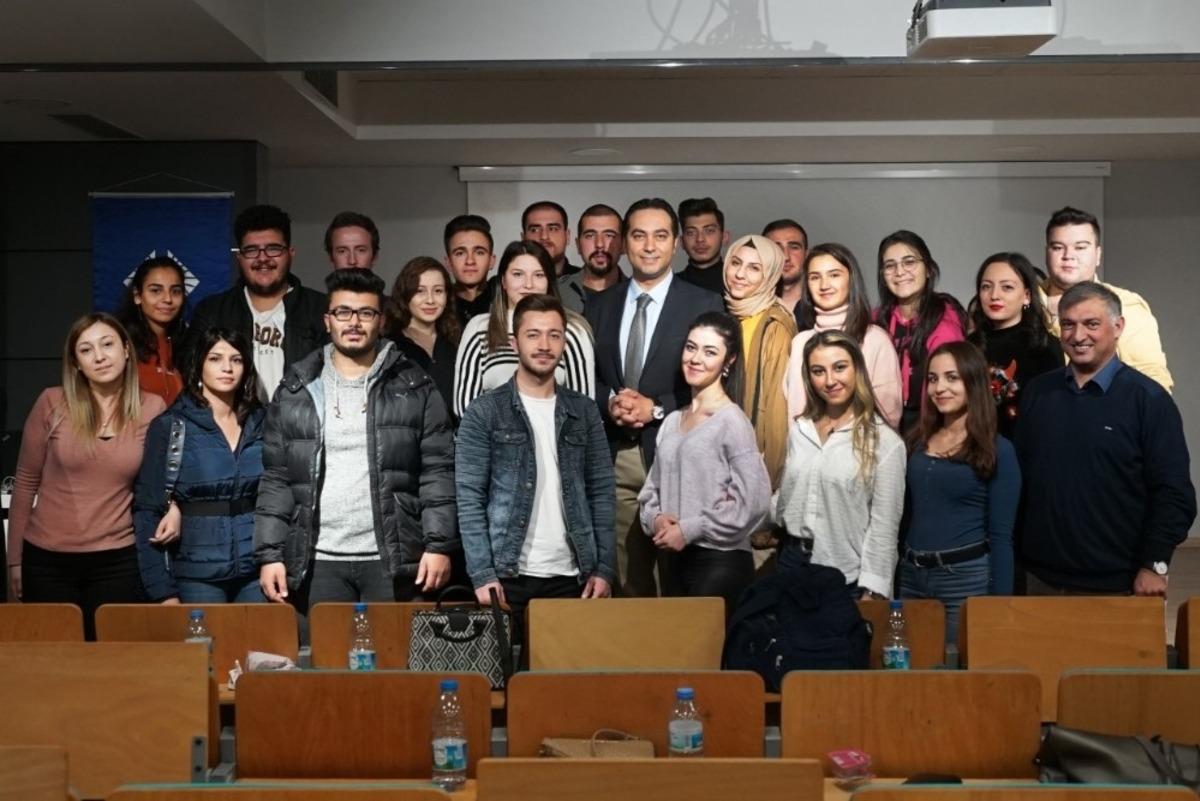 K&Uuml;N&rsquo;de kariyer gelişiminde iletişimin sonsuz etkisi konuşuldu