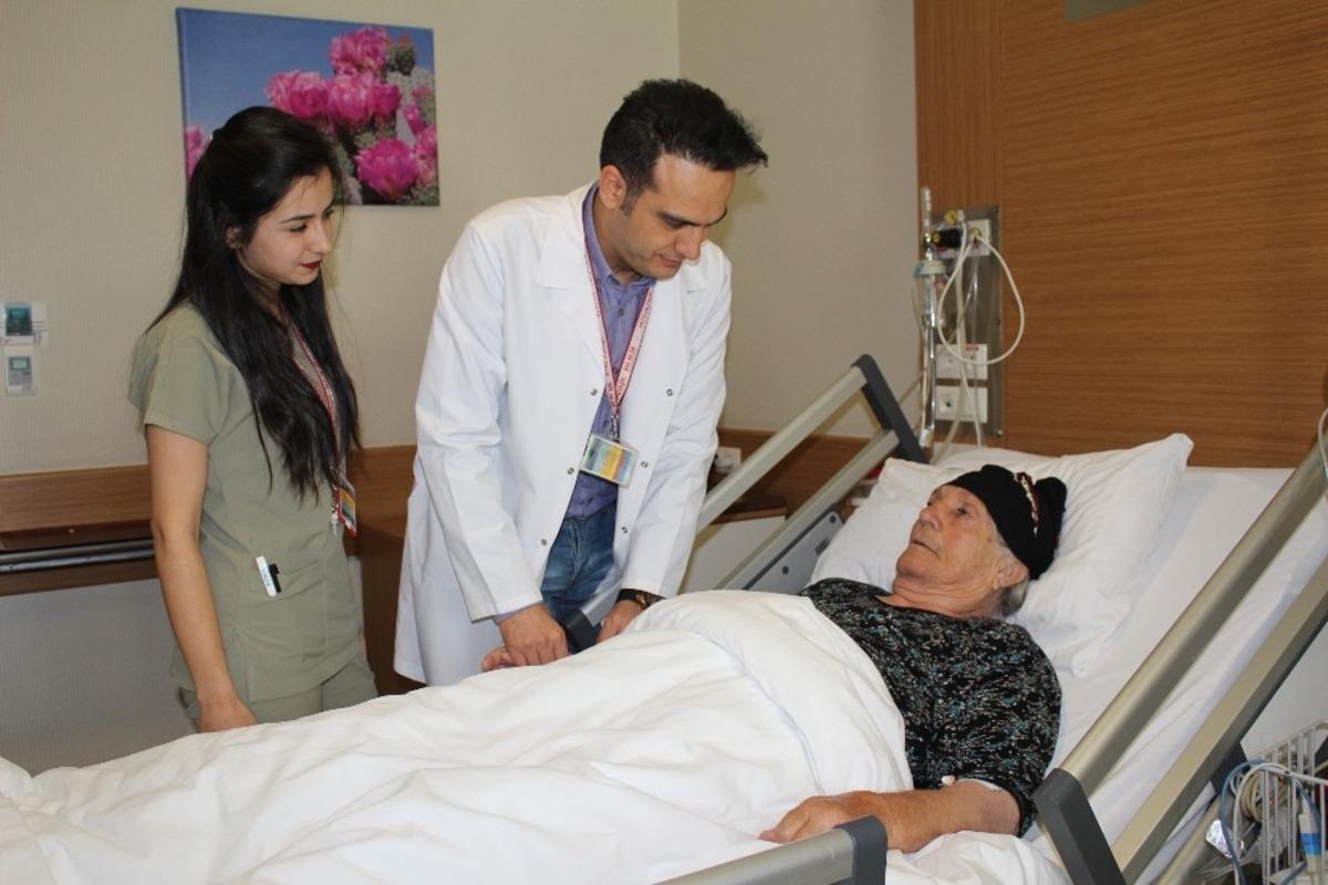 85 yaşındaki hasta kapalı ameliyat y&ouml;ntemi ile sağlığına kavuştu