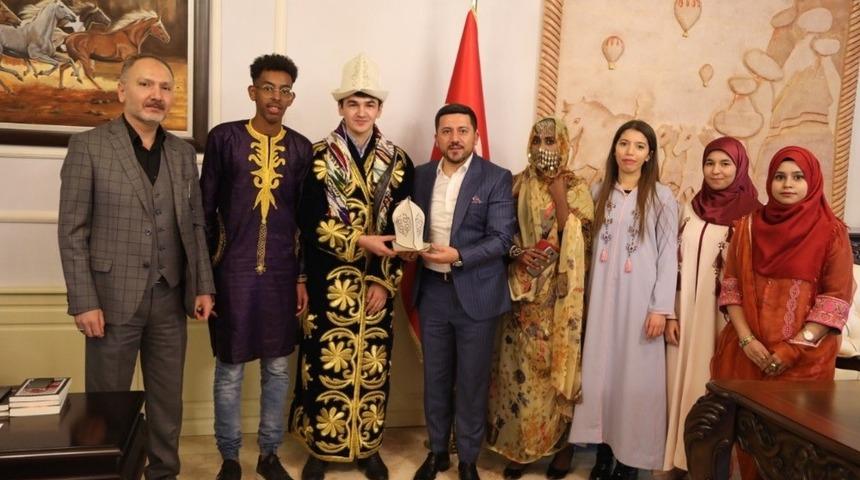 NUDER Başkanı Kahriman ve yabancı &ouml;ğrenciler Başkan Arı&rsquo;yı ziyaret etti