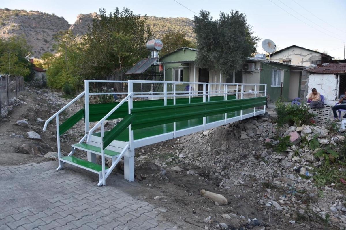 28 yıldır yapılmayan k&ouml;pr&uuml; 2 g&uuml;nde inşa edildi