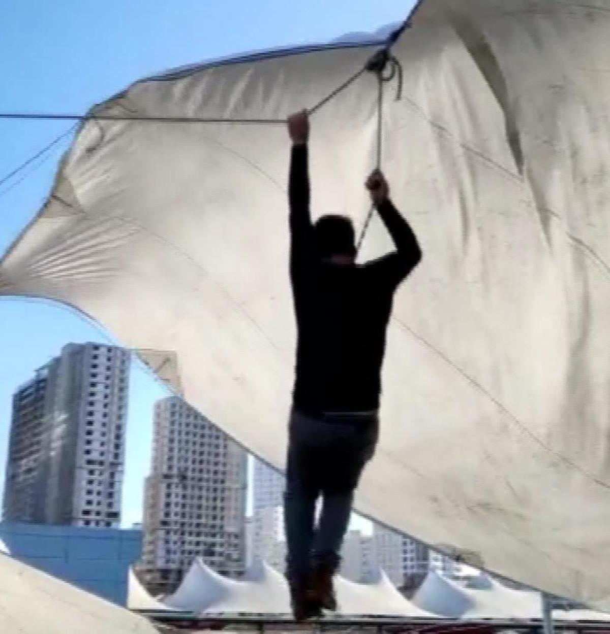 R&uuml;zgarda &ccedil;adırın ipini bırakmayan pazarcı metrelerce y&uuml;kseldi 